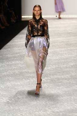 model mercedes-benz moda hafta bahar 2015 sırasında monique lhuillier pist yürür