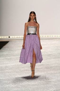 model mercedes-benz moda hafta bahar 2015 sırasında monique lhuillier pist yürür