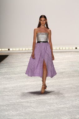 model mercedes-benz moda hafta bahar 2015 sırasında monique lhuillier pist yürür