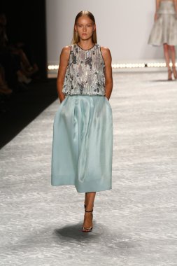 model mercedes-benz moda hafta bahar 2015 sırasında monique lhuillier pist yürür