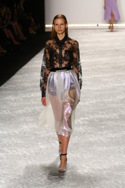model mercedes-benz moda hafta bahar 2015 sırasında monique lhuillier pist yürür