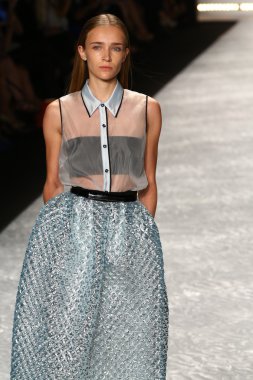 model mercedes-benz moda hafta bahar 2015 sırasında monique lhuillier pist yürür