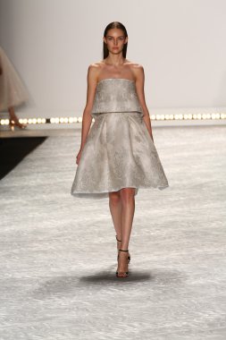 model mercedes-benz moda hafta bahar 2015 sırasında monique lhuillier pist yürür