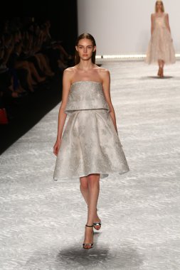 model mercedes-benz moda hafta bahar 2015 sırasında monique lhuillier pist yürür