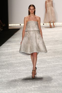 model mercedes-benz moda hafta bahar 2015 sırasında monique lhuillier pist yürür