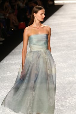 model mercedes-benz moda hafta bahar 2015 sırasında monique lhuillier pist yürür