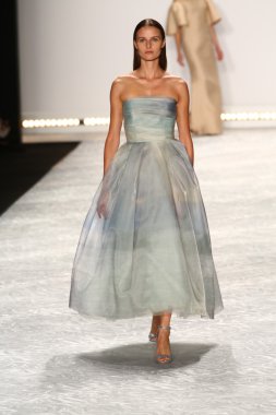 model mercedes-benz moda hafta bahar 2015 sırasında monique lhuillier pist yürür