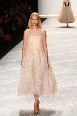 model mercedes-benz moda hafta bahar 2015 sırasında monique lhuillier pist yürür