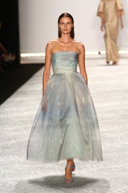 model mercedes-benz moda hafta bahar 2015 sırasında monique lhuillier pist yürür