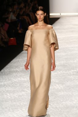 model mercedes-benz moda hafta bahar 2015 sırasında monique lhuillier pist yürür