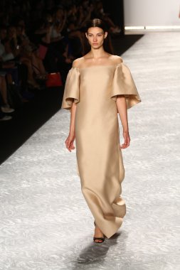 model mercedes-benz moda hafta bahar 2015 sırasında monique lhuillier pist yürür