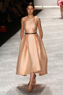 model mercedes-benz moda hafta bahar 2015 sırasında monique lhuillier pist yürür