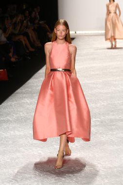 model mercedes-benz moda hafta bahar 2015 sırasında monique lhuillier pist yürür