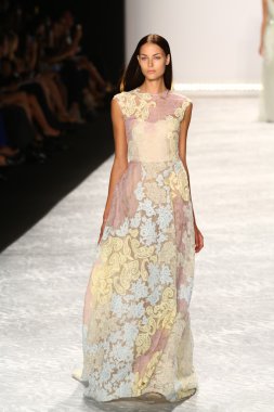 model mercedes-benz moda hafta bahar 2015 sırasında monique lhuillier pist yürür