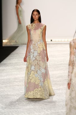 model mercedes-benz moda hafta bahar 2015 sırasında monique lhuillier pist yürür