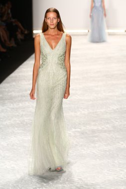 model mercedes-benz moda hafta bahar 2015 sırasında monique lhuillier pist yürür