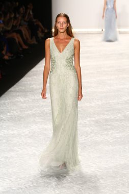 model mercedes-benz moda hafta bahar 2015 sırasında monique lhuillier pist yürür