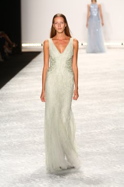 model mercedes-benz moda hafta bahar 2015 sırasında monique lhuillier pist yürür