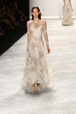 model mercedes-benz moda hafta bahar 2015 sırasında monique lhuillier pist yürür