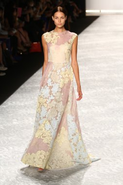 model mercedes-benz moda hafta bahar 2015 sırasında monique lhuillier pist yürür