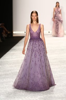 model mercedes-benz moda hafta bahar 2015 sırasında monique lhuillier pist yürür