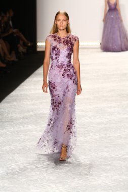 model mercedes-benz moda hafta bahar 2015 sırasında monique lhuillier pist yürür