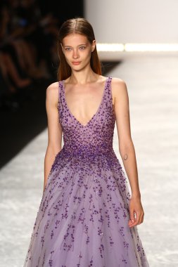 model mercedes-benz moda hafta bahar 2015 sırasında monique lhuillier pist yürür