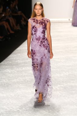 model mercedes-benz moda hafta bahar 2015 sırasında monique lhuillier pist yürür