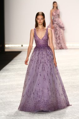 model mercedes-benz moda hafta bahar 2015 sırasında monique lhuillier pist yürür