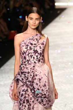 model mercedes-benz moda hafta bahar 2015 sırasında monique lhuillier pist yürür