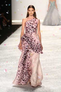 model mercedes-benz moda hafta bahar 2015 sırasında monique lhuillier pist yürür