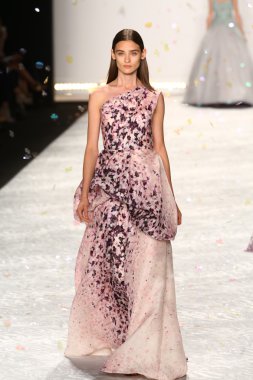 model mercedes-benz moda hafta bahar 2015 sırasında monique lhuillier pist yürür