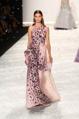 model mercedes-benz moda hafta bahar 2015 sırasında monique lhuillier pist yürür