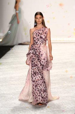 model mercedes-benz moda hafta bahar 2015 sırasında monique lhuillier pist yürür