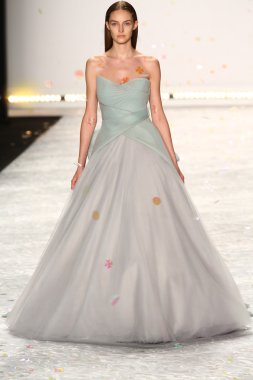 model mercedes-benz moda hafta bahar 2015 sırasında monique lhuillier pist yürür