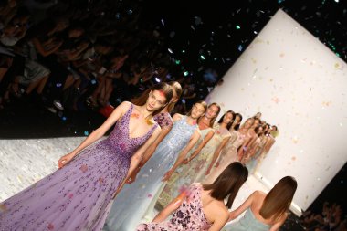modelleri pist finale monique lhuillier mercedes-benz moda hafta bahar 2015 sırasında walk