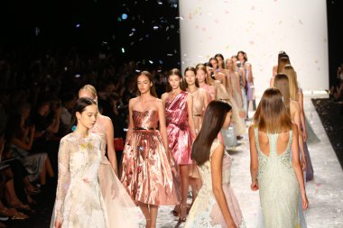 modelleri pist finale monique lhuillier mercedes-benz moda hafta bahar 2015 sırasında walk