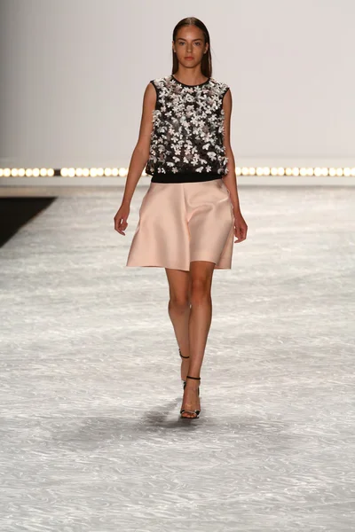 Model spacery pasa startowego w monique lhuillier podczas mercedes-benz fashion week wiosna 2015 — Zdjęcie stockowe