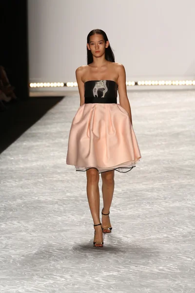 Modelo caminha na pista de Monique Lhuillier durante Mercedes-Benz Fashion Week Spring 2015 — Fotografia de Stock