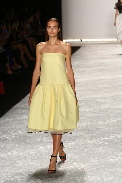 Le mannequin parcourt la piste de Monique Lhuillier lors de la Fashion Week Mercedes-Benz Printemps 2015 — Photo