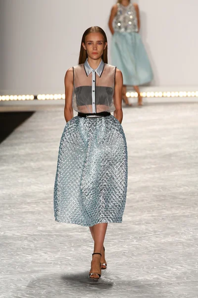 Modell sétál a kifutópálya, a monique lhuillier alatt mercedes-benz fashion week tavasz 2015-ig — Stock Fotó