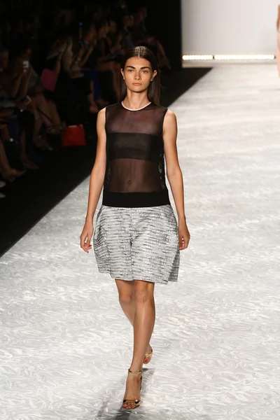 Model chodí dráha v monique lhuillier během mercedes-benz fashion week jaro 2015 — Stock fotografie