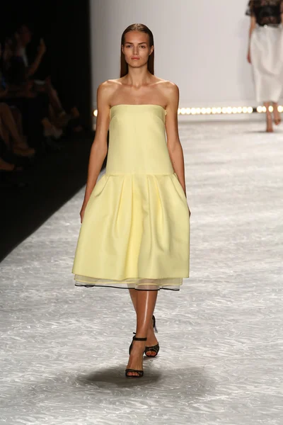 Modelo camina por la pasarela en Monique Lhuillier durante Mercedes-Benz Fashion Week Primavera 2015 — Foto de Stock