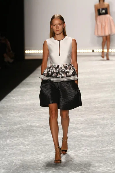 Modelo camina por la pasarela en Monique Lhuillier durante Mercedes-Benz Fashion Week Primavera 2015 — Foto de Stock