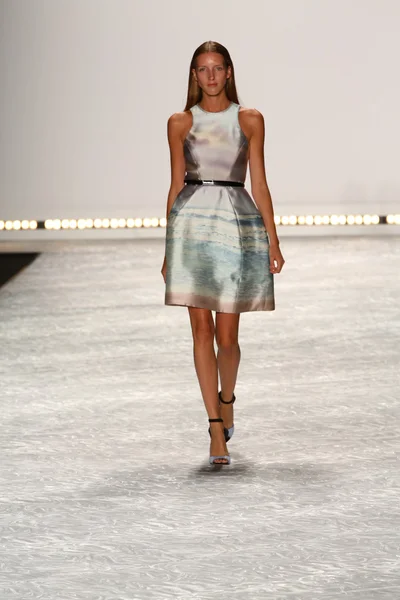 Model läuft bei monique lhuillier auf der mercedes-benz fashion week frühjahr 2015 über den laufsteg — Stockfoto