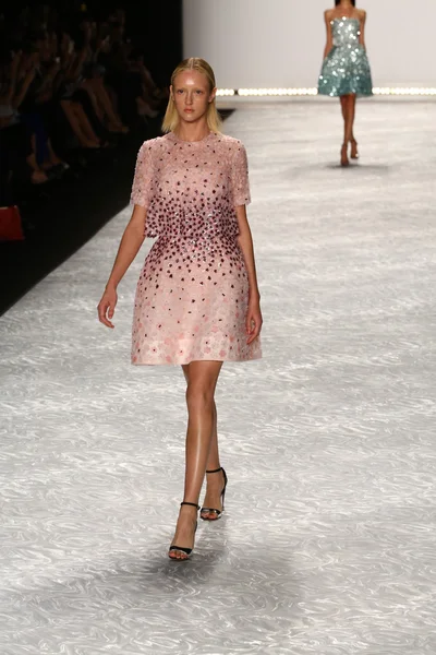 Modelo caminha na pista de Monique Lhuillier durante Mercedes-Benz Fashion Week Spring 2015 — Fotografia de Stock