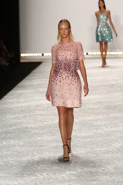 Modelo caminha na pista de Monique Lhuillier durante Mercedes-Benz Fashion Week Spring 2015 — Fotografia de Stock