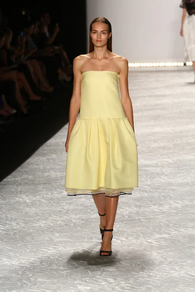 Modelo caminha na pista de Monique Lhuillier durante Mercedes-Benz Fashion Week Spring 2015 — Fotografia de Stock