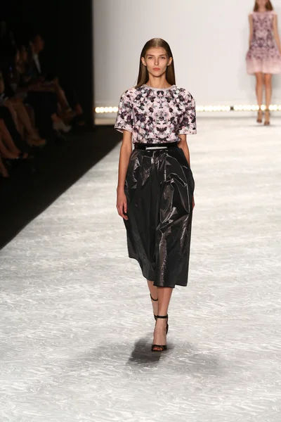 Model spacery pasa startowego w monique lhuillier podczas mercedes-benz fashion week wiosna 2015 — Zdjęcie stockowe