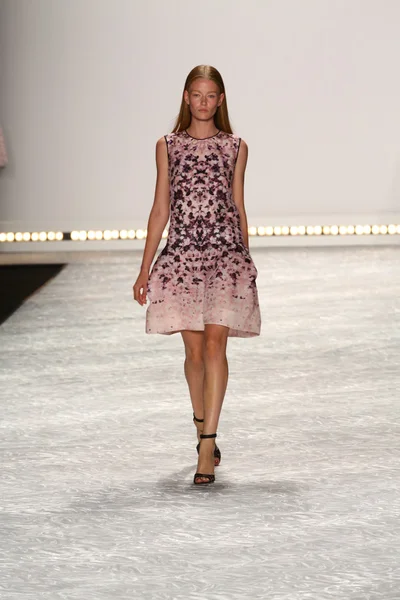 Modelo camina por la pasarela en Monique Lhuillier durante Mercedes-Benz Fashion Week Primavera 2015 —  Fotos de Stock